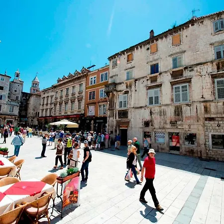 Leon-sara With Shaded Patio And Garden View *