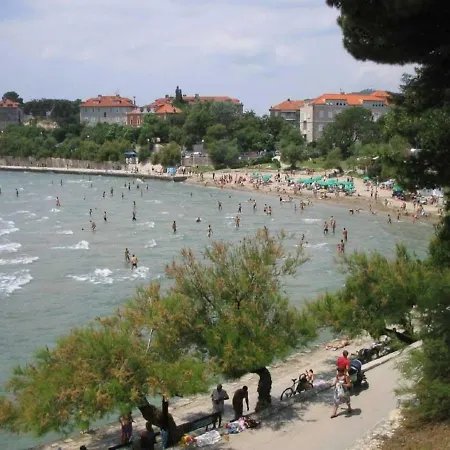 Leon-sara With Shaded Patio And Garden View Апартаменты