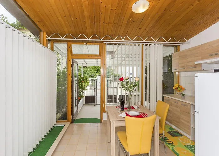 Leon-sara With Shaded Patio And Garden View * Сплит