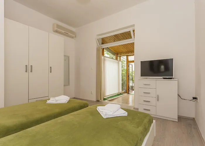 Leon-sara With Shaded Patio And Garden View * Сплит