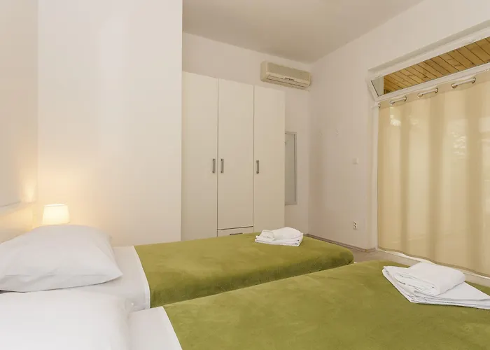 Апартаменты Leon-sara With Shaded Patio And Garden View Сплит