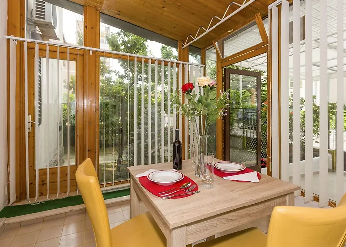 Апартаменты Leon-sara With Shaded Patio And Garden View Сплит