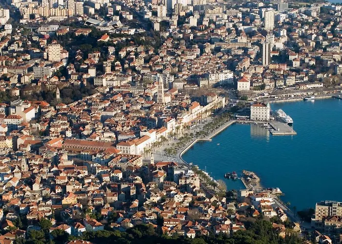 Leon-sara With Shaded Patio And Garden View Сплит