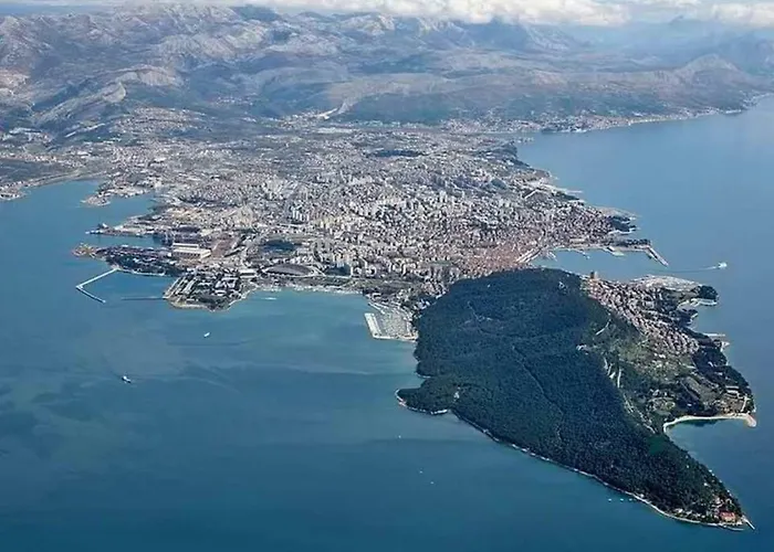 Leon-sara With Shaded Patio And Garden View