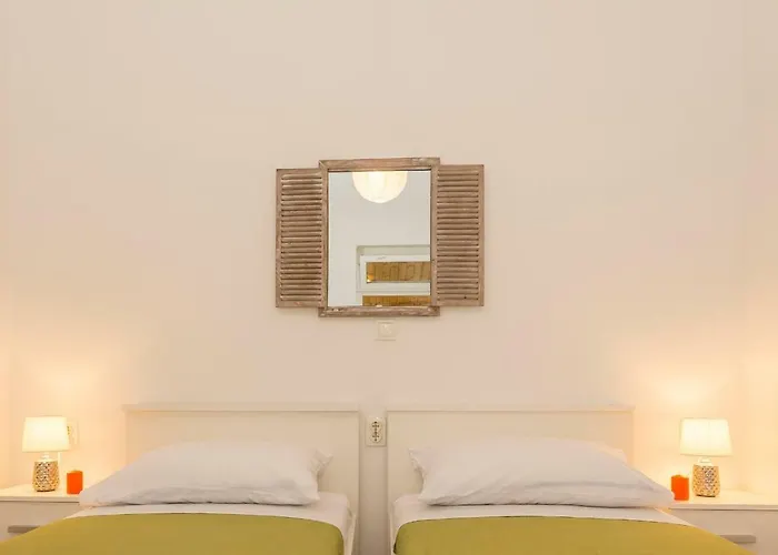 Leon-sara With Shaded Patio And Garden View Апартаменты Сплит