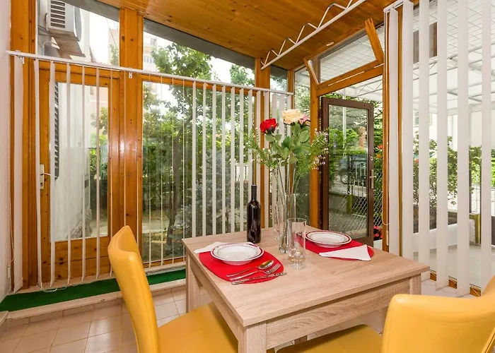 Leon-sara With Shaded Patio And Garden View Сплит