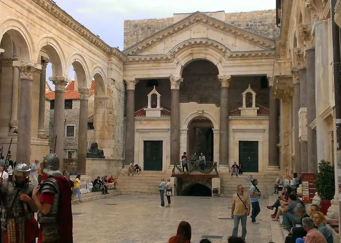 Leon-sara With Shaded Patio And Garden View