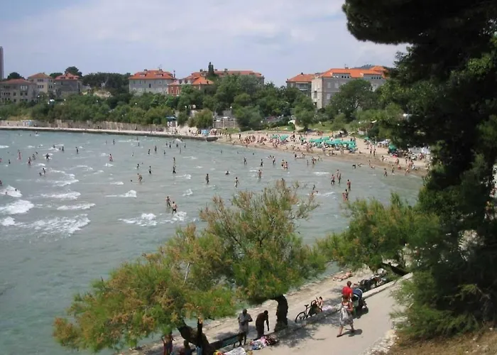 Leon-sara With Shaded Patio And Garden View Апартаменты